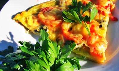 Пицца с колбасой грибами и ананасами