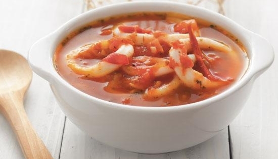 Томатный суп с кальмарами